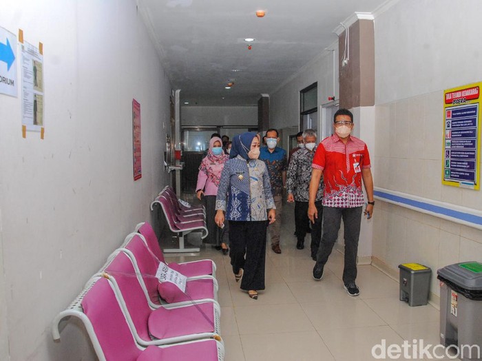 Bupati Purbalingga Dyah Hayuning Pratiwi saat meninjau RSUD Goeteng Taroenadibrata, Jumat (25/6/2021).