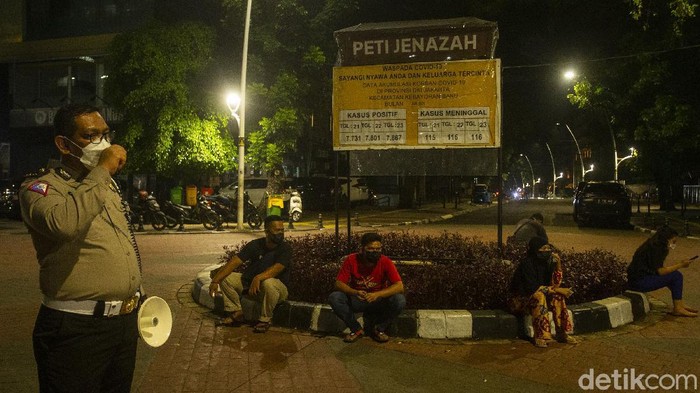 Corona Mengganas, Polisi Gelar Vaksinasi Keliling Gratis Demi mempercepat vaksinasi nasional, polisi ikutan menggeber program tersebut dengan menggelar vaksinasi keliling.