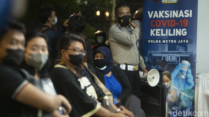 Demi mempercepat vaksinasi nasional, polisi ikutan menggeber program tersebut dengan menggelar vaksinasi keliling.