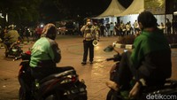 Petugas juga menambahkan bahwa masyarakat tidak perlu takut atau khawatir menjalani vaksinasi karena vaksinasi COVID-19 sudah terbukti aman dan halal. 