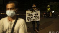 Pelaksanaan vaksinasi keliling ini dilaksanakan sebagai bagian dari peringatan hari ulang tahun ke-75 Bhayangkara Kepolisian Negara Republik Indonesia.
