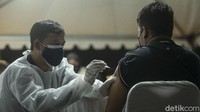 Pemerintah Provinsi DKI Jakarta menargetkan vaksinasi terhadap 1.470.000 orang pada Juni 2021.Untuk menyukseskan program tersebut, Polda Metro Jaya dan Kodam Jaya masing-masing dibebani 10 persen dari angka tersebut atau sebanyak 147 ribu orang. Dalam semalam petugas menyiapkan 100 dosis vaksin jenis Sinovac untuk warga, nantinya warga akan diberikan sms untuk melakukan vaksinasi tahap dua.