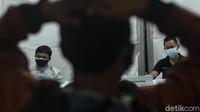 Vaksinasi gratis tersebut mengikuti permintaan Jokowi untuk segera memvaksinasi warga hingga satu juta vaksin dalam sehari.