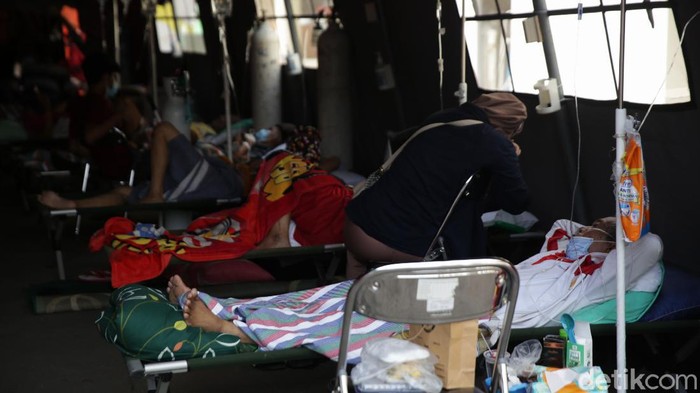 COVID Bekasi: Jenazah Meningkat-Viral Pasien Tiduran di Parkiran
