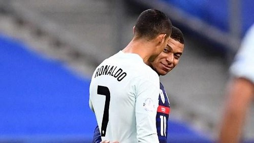 Portugals forward Cristiano Ronaldo (C) speaks with Frances forward Kylian Mbappe during the Nations League football match between France and Portugal, on October 11, 2020 at the Stade de France in Saint-Denis, outside Paris. (Photo by FRANCK FIFE / AFP)