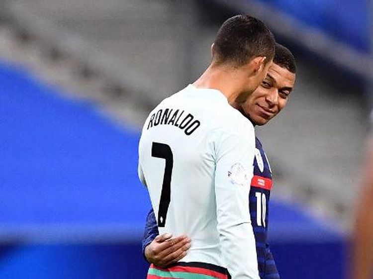 Foto Cristiano Ronaldo & Kylian Mbappe: Tatapan, Tawa, Peluk