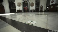 Masjid-masjid yang masuk dalam zona merah Covid-19 dihimbau tidak melaksanakan Sholat.
