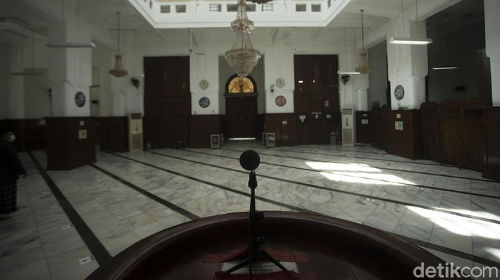Pemerintah resmi meniadakan kembali pelaksanaan shalat berjamaah di Masjid di zona merah covid-19.