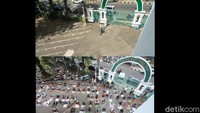 Foto kombinasi jamaah melaksanakan Shalat Jumat di Masjid Cut Meutia, pada 5 Juni 2020 lalu (bawah). Pemerintah resmi meniadakan kembali pelaksanaan shalat berjamaah di Masjid di zona merah covid-19. halat jumat berjamaah pada 5 Juni 2020 lalu