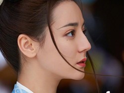 8 Pesona Dilraba Dilmurat, Wanita Uighur Tercantik di Asia Berbaju Tradisional