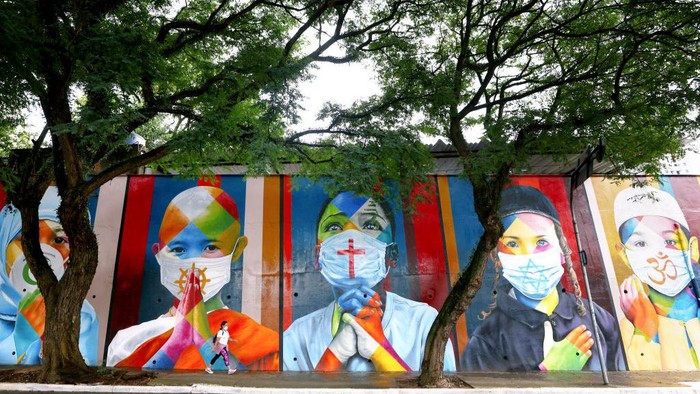 Dinding-dinding yang 'Bersuara' Akibat Corona Sejumlah mural memberi pesan kesedihan sekaligus semangat dan pengingat di masa pandemi global. Berikut sejumlah potretnya dari berbagai belahan dunia.