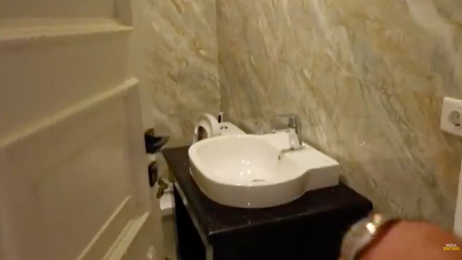 Namun terdapat beberapa ruangan yang dipertahankan, seperti kamar mandi tamu ini. Semuanya terbuat dari marmer ya guys, tegas Ivan. (Foto: YouTube/Ivan Gunawan)