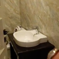 Namun terdapat beberapa ruangan yang dipertahankan, seperti kamar mandi tamu ini. Semuanya terbuat dari marmer ya guys, tegas Ivan. (Foto: YouTube/Ivan Gunawan)