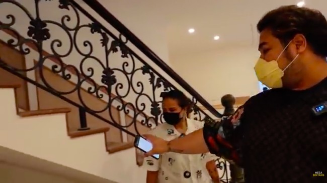 Ruangan kosong di bawah tangga akan dimanfaatkan untuk rak. (Foto: YouTube/Ivan Gunawan)