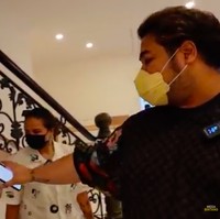 Ruangan kosong di bawah tangga akan dimanfaatkan untuk rak. (Foto: YouTube/Ivan Gunawan)