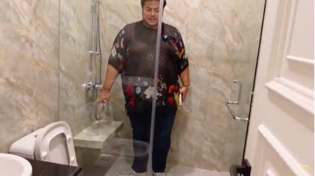 Kamar mandi kamar ibunda Ivan pun dipertahankan. Terdapat pancuran dan dudukan di kamar mandi tersebut. (Foto: YouTube/Ivan Gunawan)