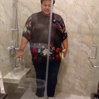 Kamar mandi kamar ibunda Ivan pun dipertahankan. Terdapat pancuran dan dudukan di kamar mandi tersebut. (Foto: YouTube/Ivan Gunawan)