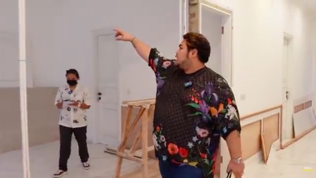 Sejumlah ruangan di rumah tersebut mendapat pemugaran. Salah satunya ruangan tamu yang akan dibuat dengan nuansa monokrom. (Foto: YouTube/Ivan Gunawan)