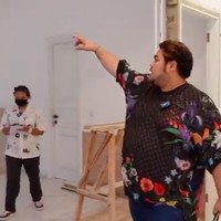 Sejumlah ruangan di rumah tersebut mendapat pemugaran. Salah satunya ruangan tamu yang akan dibuat dengan nuansa monokrom. (Foto: YouTube/Ivan Gunawan)