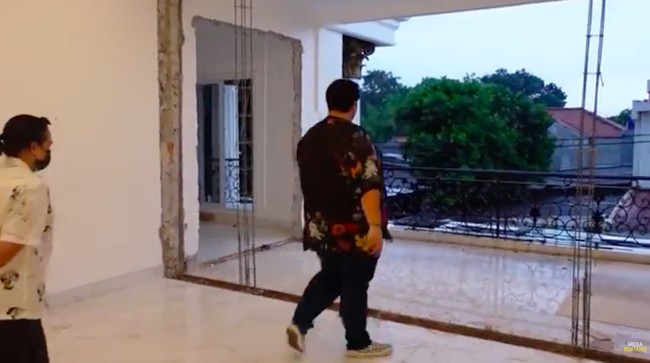 Area yang dibobol ini rencananya akan menjadi walk-in closet untuk menyimpan seluruh koleksi busana dan aksesori Ivan. (Foto: YouTube/Ivan Gunawan)