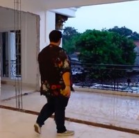 Area yang dibobol ini rencananya akan menjadi walk-in closet untuk menyimpan seluruh koleksi busana dan aksesori Ivan. (Foto: YouTube/Ivan Gunawan)