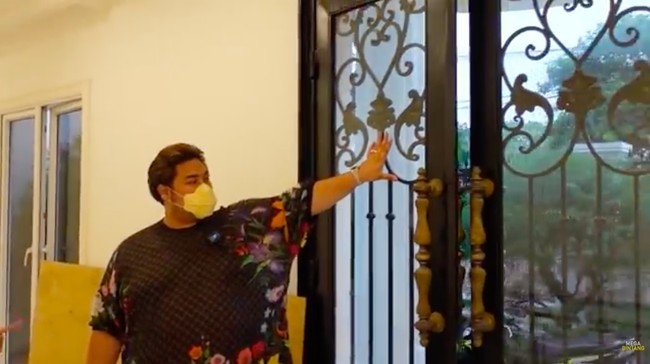 Ivan Gunawan mengatakan langsung jatuh cinta pada rumah bergaya klasik-modern itu saat melihat pintunya. (Foto: YouTube/Ivan Gunawan)