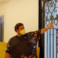 Ivan Gunawan mengatakan langsung jatuh cinta pada rumah bergaya klasik-modern itu saat melihat pintunya. (Foto: YouTube/Ivan Gunawan)