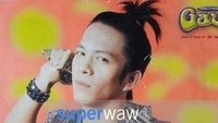 Ariel NOAH bergaya menjadi samurai dengan memegang katana. Foto: Instagram Majalah Jadulku