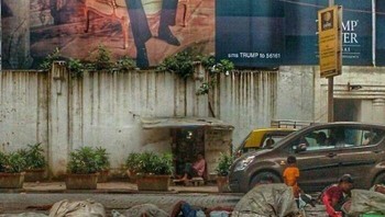 Begitu kontras iklan dengan kehidupan nyata di Mumbai, India.Foto: Boredpanda