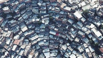 Rumah padat penduduk yang berlokasi di Petare, Venezuela. Foto: Boredpanda