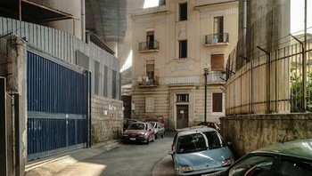 Bangunan nyempil yang terdapat di Naples, Italia. Foto: Boredpanda