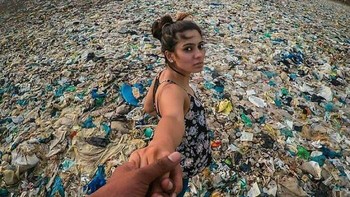 Potret romantis di tepi laut yang penuh dengan sampah. Foto: Boredpanda