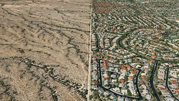 Sebelum dan setelah gurun pasir berubah menjadi perumahan warga yang padat. Foto: Boredpanda