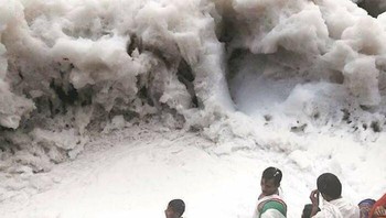 Warga yang berkumpul di sungai Yamuna, India di mana sungai ini berbuih karena limbah dari pabrik industri. Foto: Boredpanda