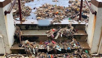 Musim hujan tahunan di Mumbai, India. Seolah laut mengeluarkan kembali apa yang dimasukan ke dalamnya. Foto: Boredpanda