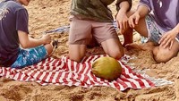 Sebagai salah satu dari anggota boy grup EXO, D.O. seringkali menghabiskan waktunya bersama anggota EXO lainnya. Salah satunya saat ia tengah memecahkan kelapa di pinggir pantai untuk kemudian dinikmati bersama anggota EXO yang lainnya. Foto: Instagram/overdokyungsoo