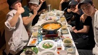 Menikmati sup yang hangat juga menjadi cara EXO untuk merelaksasi diri setelah seharian penuh menjalani pekerjaan. Mereka selalu terlihat kompak dengan datang bersamaan dan memesan sebuah sudut restoran untuk menghabiskan malam. Foto: Instagram/overdokyungsoo