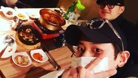 Terkadang jika anggota lain berhalangan, beberapa anggota lainnya pasti menyempatkan waktu untuk makan malam bersama. Tidak hanya di atas panggung, D.O. dan anggota EXO lainnya juga sangat akrab pada kesehariannya. Foto: Instagram/overdokyungsoo