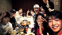 Tidak hanya dengan anggota EXO, D.O. juga seringkali makan bersama lawan main dan tim yang bekerja bersamanya. Walaupun terlihat tenang dan cenderung diam tetapi D.O. memiliki banyak teman seprofesinya yang cukup akrab di balik layar kamera. Foto: Instagram/overdokyungsoo
