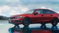 Secara tampilan eksterior, All New Civic Hatchback ini tampil dengan garis bodi yang lebih tajam dan sporty. Tampilan depannya, tampak lebih modern berkat penggunaan model grille honeycomb dan lampu utama LED. Foto: Dok. Honda