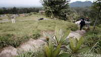 Namun, hujan abu yang terjadi di wilayah lereng Gunung Merapi sisi timur itu sangat lembut dan tipis.