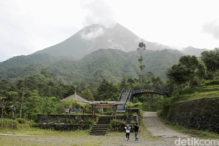 Gunung Merapi erupsi sebanyak 3 kali pagi ini. Sebagian wilayah Sleman, DIY, pun diguyur abu letusan.