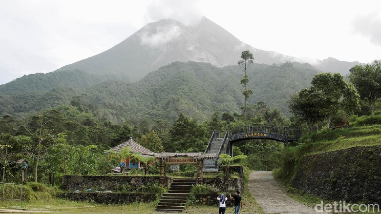 Gunung Merapi erupsi sebanyak 3 kali pagi ini. Sebagian wilayah Sleman, DIY, pun diguyur abu letusan.
