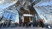 Pemandangan dari dalam tower Luma Arles karya arsitek Amerika-Kanada, Frank Gehry. Sebelumnya, Gehry menyajikan karya monumental seperti Walt Disney Concert Hall  di Los Angeles, Jay Pritzker Pavilion di Chicago dan Rumah Menari di Praha.