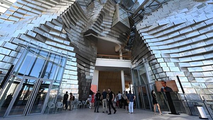Ini Dia Karya Arsitektur Nyeleneh Tapi Keren di Prancis Bagi pecinta dunia arsitektur, nama Frank Gehry sudah akrab. Karya nyeleneh dan tidak biasa sudah menghiasi kota-kota di dunia. Ini dia karya terbarunya!