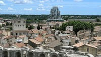 Lansekap kota tua Arles, Prancis menjadi media kreatifitas Luma Tower karya Frank Gehry. Gehry dilahirkan di Kanada pada 1929 dan kuliah di University of Southern California serta Harvard Graduate School of Design.