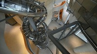 Interior gedung Luma Arles dengan sentuhan khas Frank Gehry. Arsitek legendaris tersebut mengawali karirnya di Los Angeles kemudian pindah ke Paris dan akhirnya menetap di California. Salah satu penghargaan tertinggi yang ia raih yakni Penghargaan Pritzker pada tahun 1989.