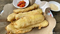 Minum kopi paling enak ditemani pisang goreng. Uniknya, mereka memadukan pisang goreng dengan sambal rawit merah yang pedas segar.