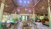 Selain bisa makan menu tradisional enak, kamu juga bisa sekadar santai sambil menikmati suasana.