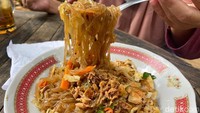 Heri ingin banyak orang kembali mengenal pangan nusantara. Salah satunya lewat mi lethek ini yang menjadi sumber karbohidrat selain nasi.